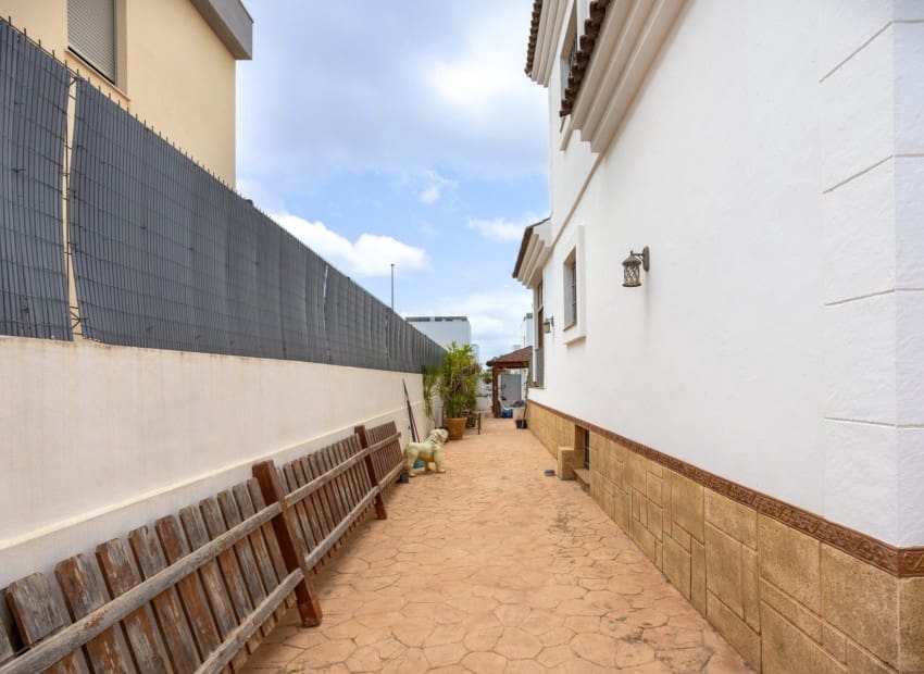 Chalet de 4 habitaciones en Los Montesinos en venta con piscina garaje - 750.000 € (Ref: 9911930)