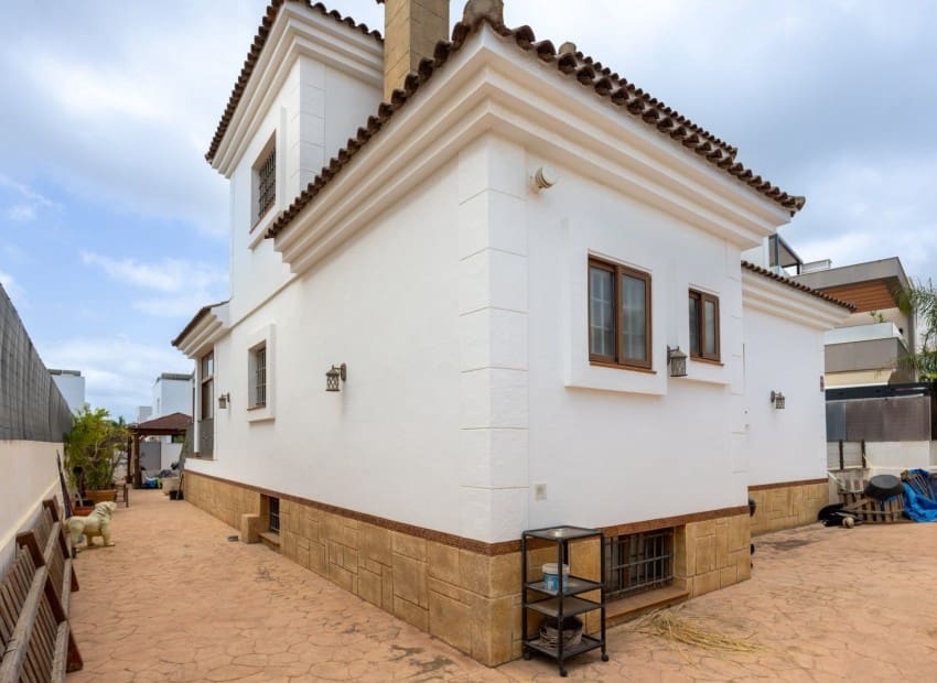 Chalet de 4 habitaciones en Los Montesinos en venta con piscina garaje - 750.000 € (Ref: 9911930)
