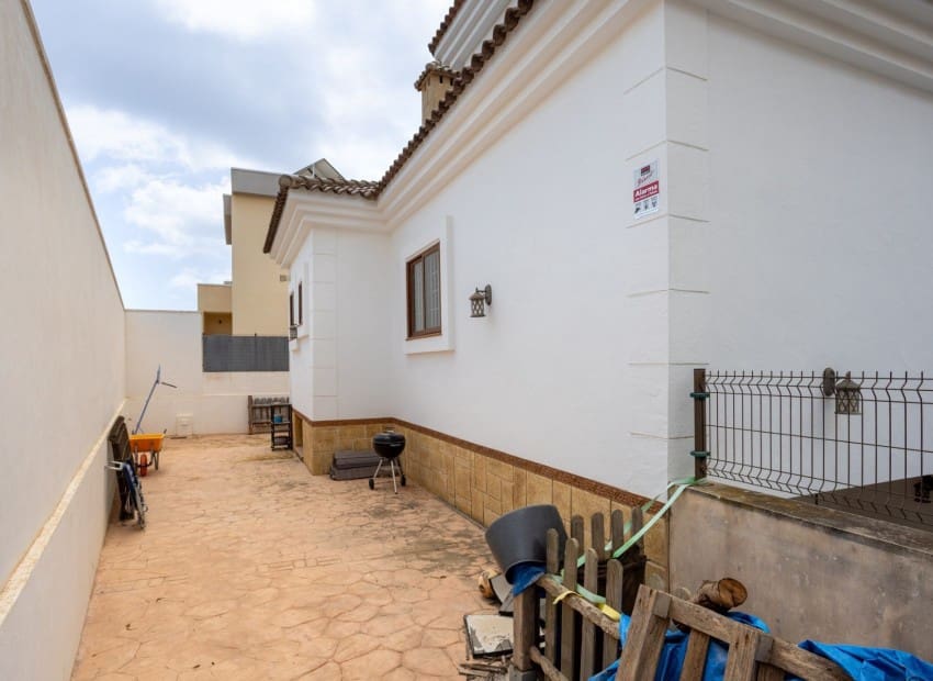 Chalet de 4 habitaciones en Los Montesinos en venta con piscina garaje - 750.000 € (Ref: 9911930)
