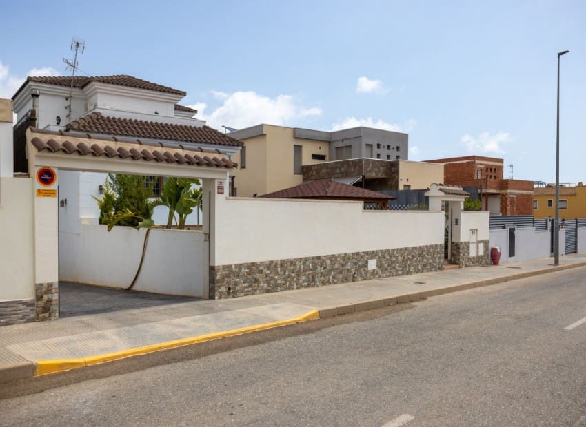 Chalet de 4 habitaciones en Los Montesinos en venta con piscina garaje - 750.000 € (Ref: 9911930)