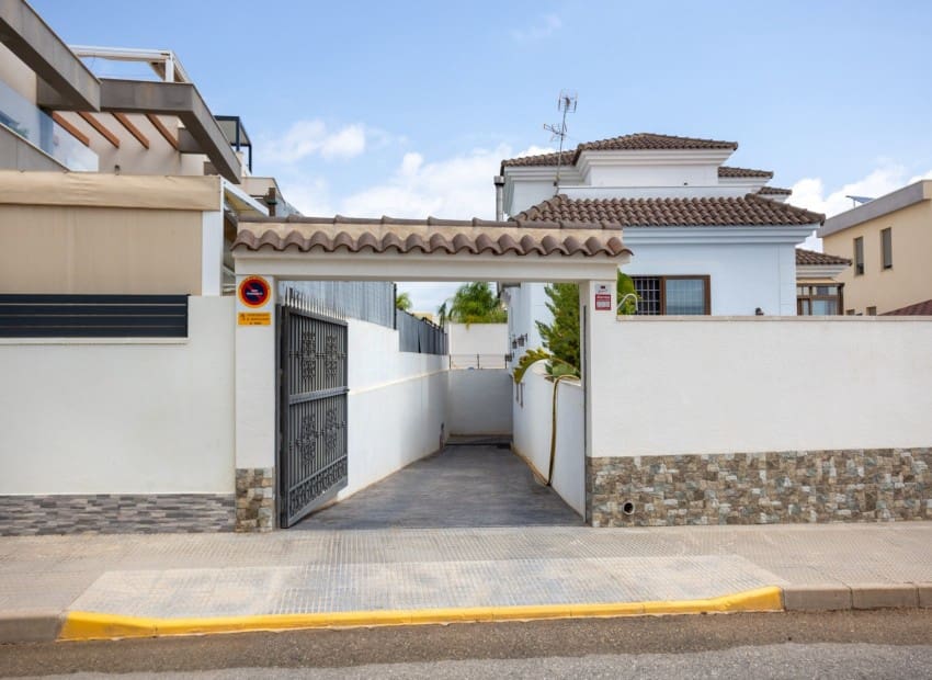 Chalet de 4 habitaciones en Los Montesinos en venta con piscina garaje - 750.000 € (Ref: 9911930)