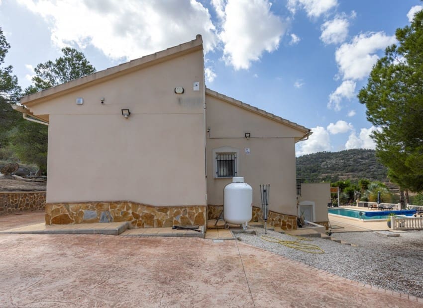 Finca/Casa Rural de 4 habitaciones en La Zarza en venta con piscina - 385.000 € (Ref: 9911931)
