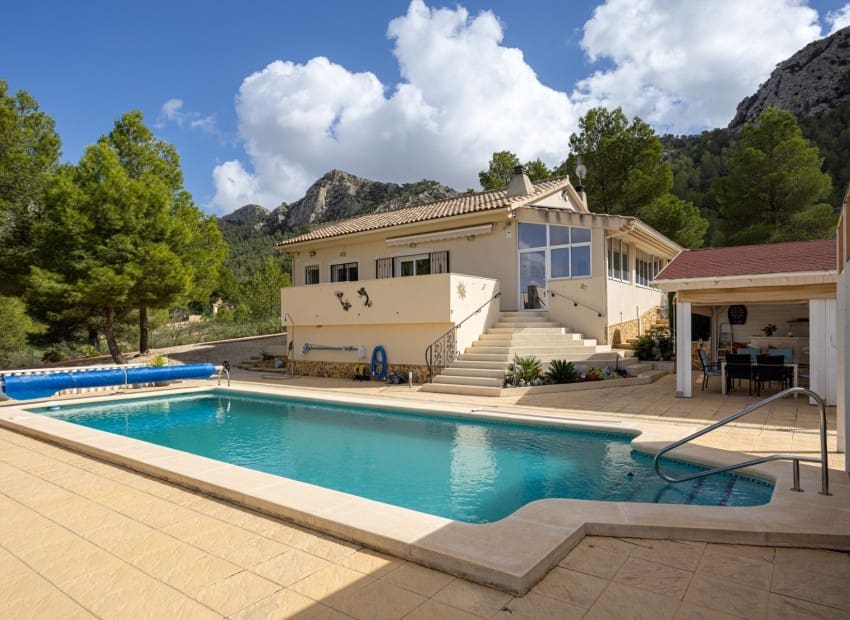 Finca/Casa Rural de 4 habitaciones en La Zarza en venta con piscina - 385.000 € (Ref: 9911931)