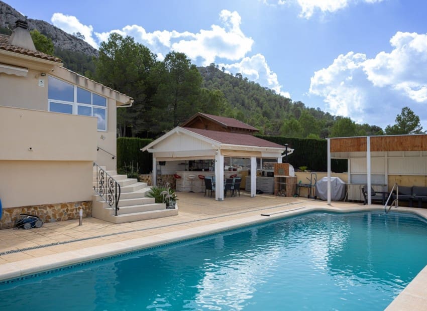 Finca/Casa Rural de 4 habitaciones en La Zarza en venta con piscina - 385.000 € (Ref: 9911931)