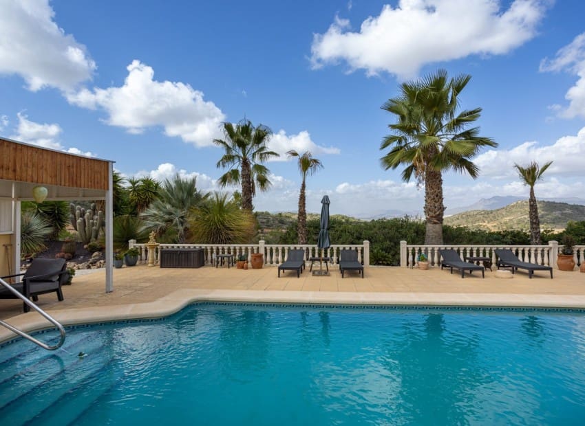Finca/Casa Rural de 4 habitaciones en La Zarza en venta con piscina - 385.000 € (Ref: 9911931)