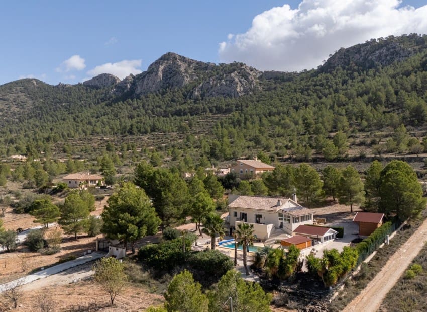 Finca/Casa Rural de 4 habitaciones en La Zarza en venta con piscina - 385.000 € (Ref: 9911931)