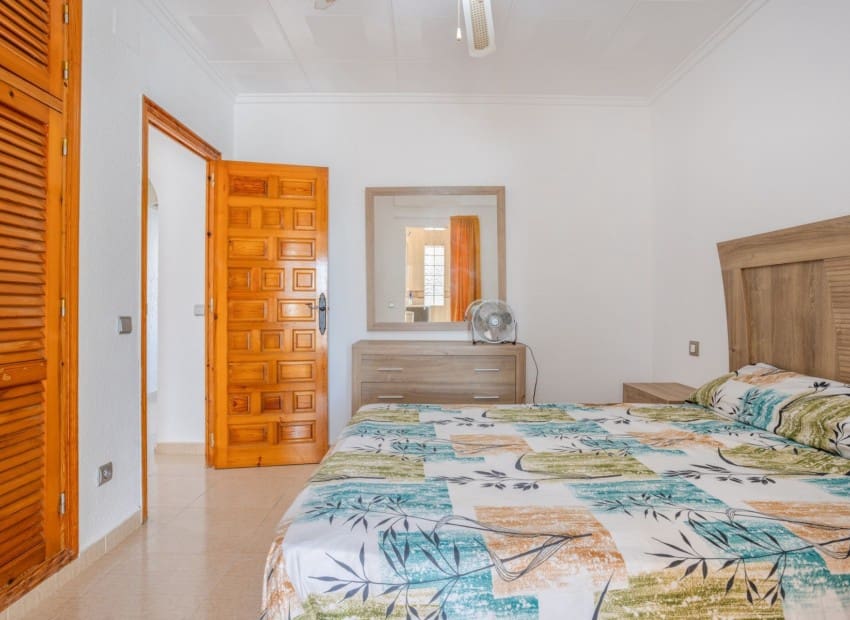 3 sypialnia Willa na sprzedaż w Torrevieja z basenem - 330 000 € (Ref: 9911933)