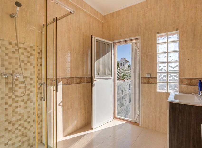 3 sypialnia Willa na sprzedaż w Torrevieja z basenem - 330 000 € (Ref: 9911933)