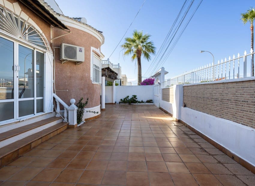 3 sypialnia Willa na sprzedaż w Torrevieja z basenem - 330 000 € (Ref: 9911933)