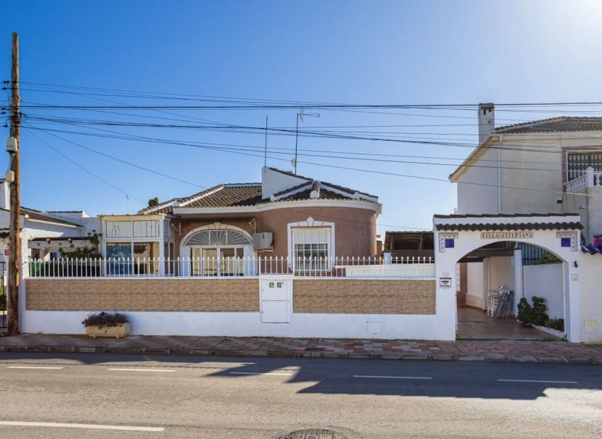 3 sypialnia Willa na sprzedaż w Torrevieja z basenem - 330 000 € (Ref: 9911933)
