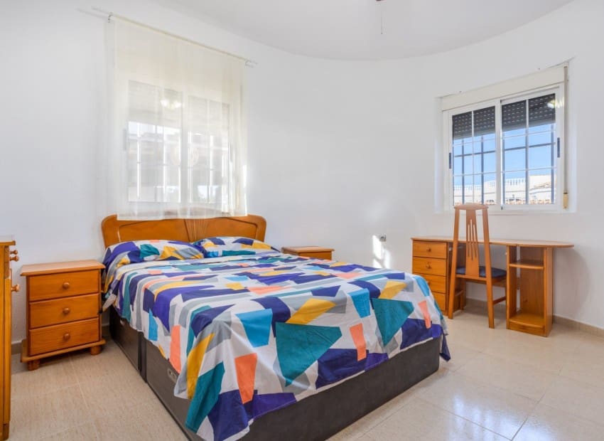 3 sypialnia Willa na sprzedaż w Torrevieja z basenem - 330 000 € (Ref: 9911933)