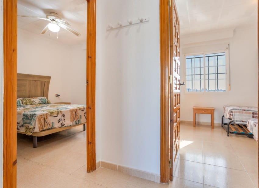 3 sypialnia Willa na sprzedaż w Torrevieja z basenem - 330 000 € (Ref: 9911933)