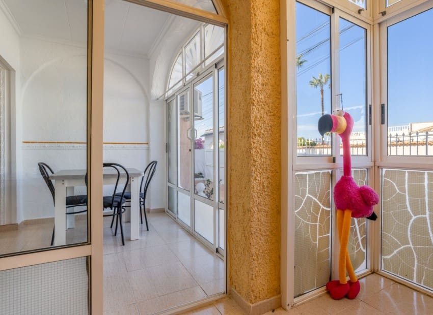 3 sypialnia Willa na sprzedaż w Torrevieja z basenem - 330 000 € (Ref: 9911933)