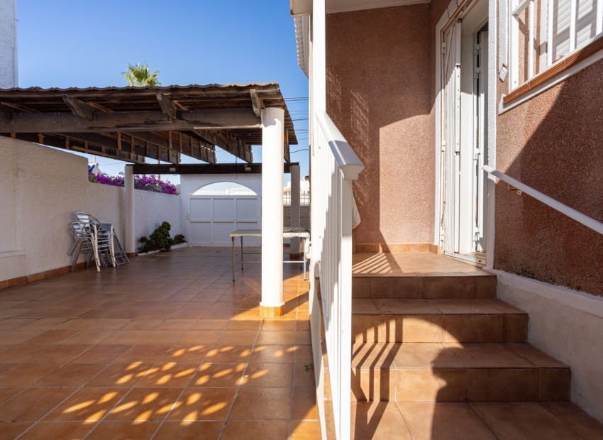 3 sypialnia Willa na sprzedaż w Torrevieja z basenem - 330 000 € (Ref: 9911933)
