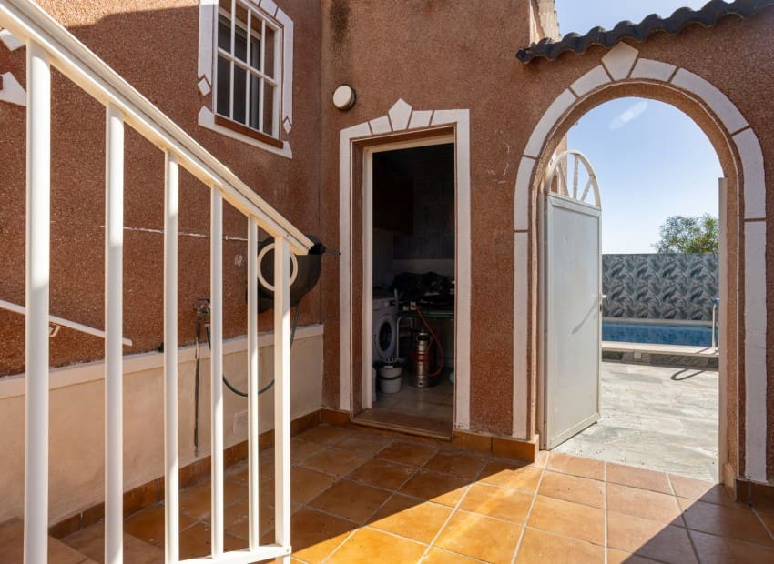 3 sypialnia Willa na sprzedaż w Torrevieja z basenem - 330 000 € (Ref: 9911933)