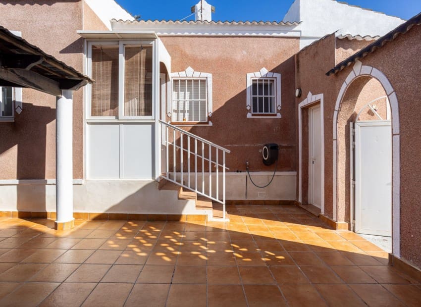 3 sypialnia Willa na sprzedaż w Torrevieja z basenem - 330 000 € (Ref: 9911933)