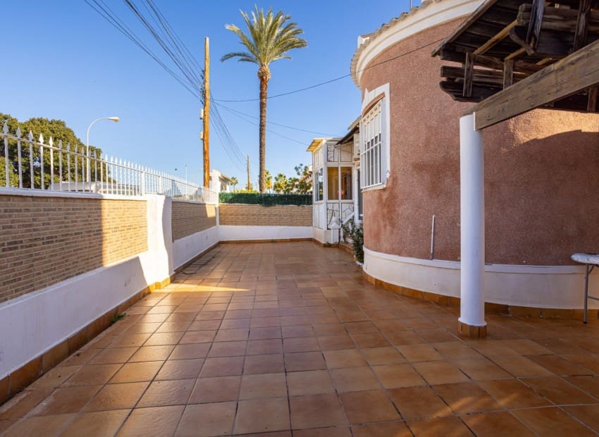 3 sypialnia Willa na sprzedaż w Torrevieja z basenem - 330 000 € (Ref: 9911933)