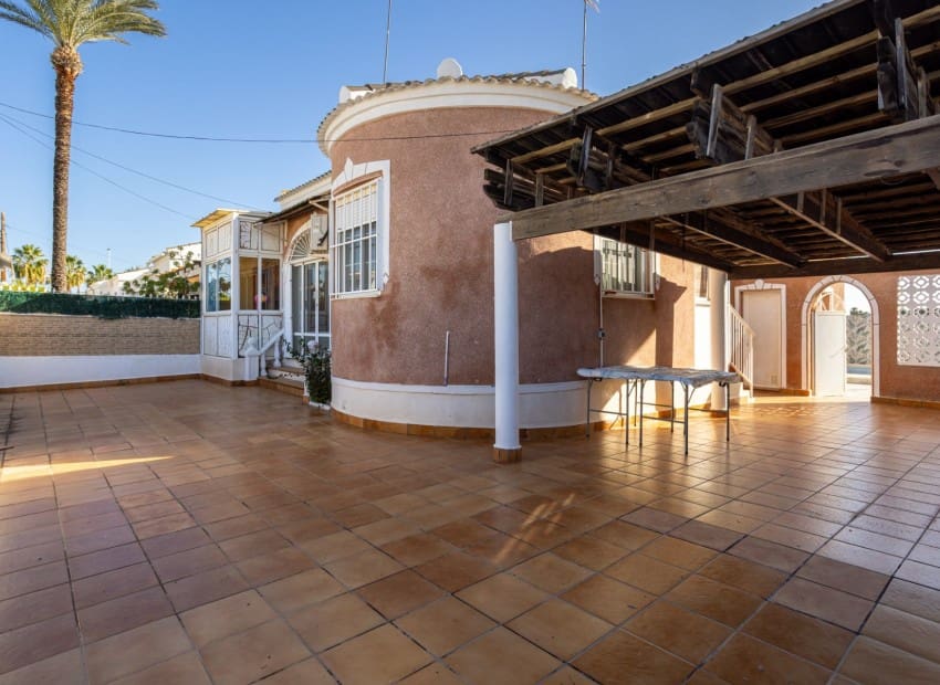 3 sypialnia Willa na sprzedaż w Torrevieja z basenem - 330 000 € (Ref: 9911933)