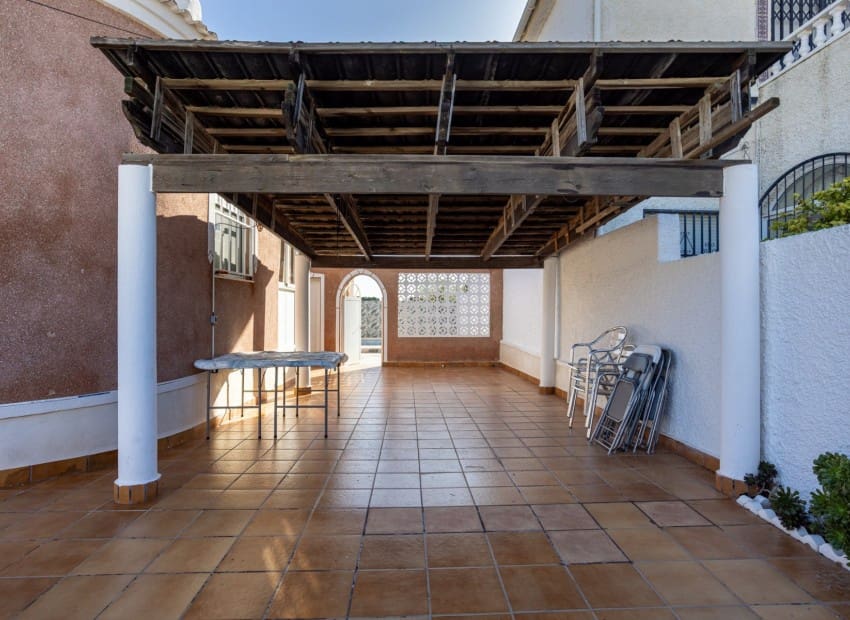 3 sypialnia Willa na sprzedaż w Torrevieja z basenem - 330 000 € (Ref: 9911933)