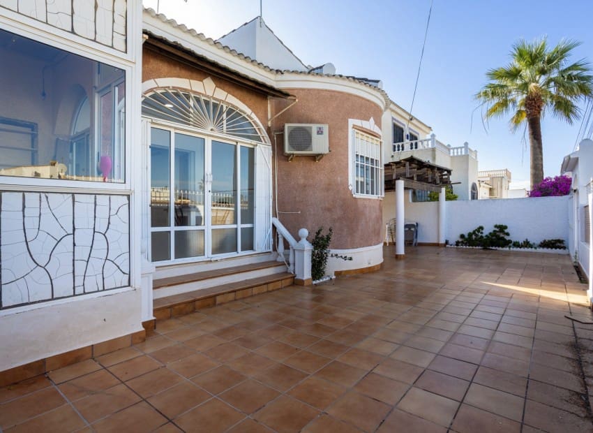 3 sypialnia Willa na sprzedaż w Torrevieja z basenem - 330 000 € (Ref: 9911933)