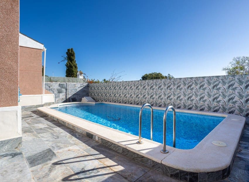 3 sypialnia Willa na sprzedaż w Torrevieja z basenem - 330 000 € (Ref: 9911933)