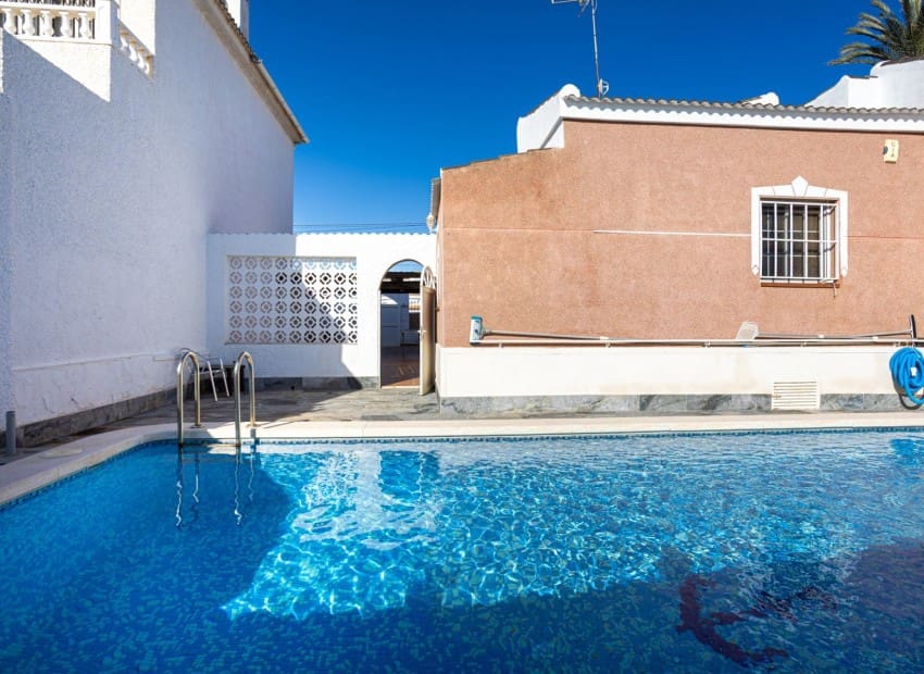 3 sypialnia Willa na sprzedaż w Torrevieja z basenem - 330 000 € (Ref: 9911933)