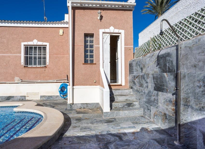 3 sypialnia Willa na sprzedaż w Torrevieja z basenem - 330 000 € (Ref: 9911933)