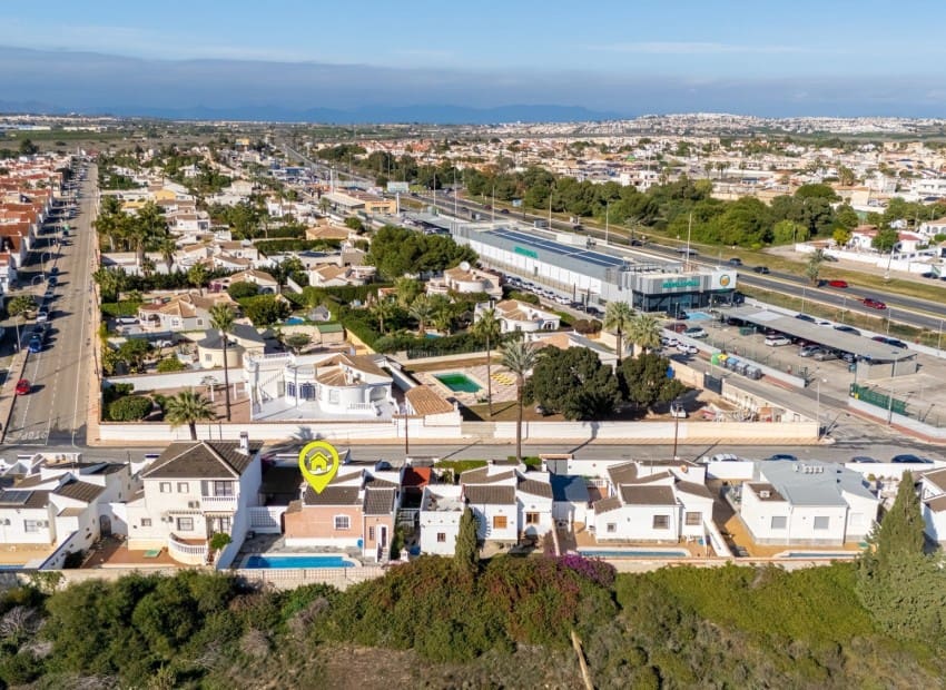 3 sypialnia Willa na sprzedaż w Torrevieja z basenem - 330 000 € (Ref: 9911933)