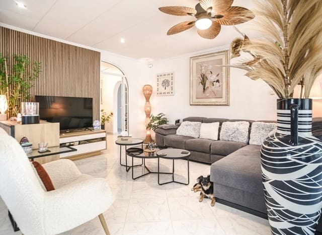 3 soverom Villa til salgs i La Marina, Elche / Elx med svømmebasseng garasje - € 525 000 (Ref: 9950604)