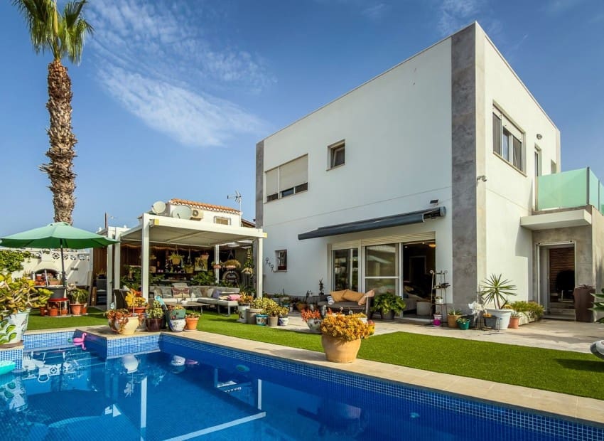 2 soverom Villa til salgs i Torrevieja med svømmebasseng - € 465 000 (Ref: 9950605)