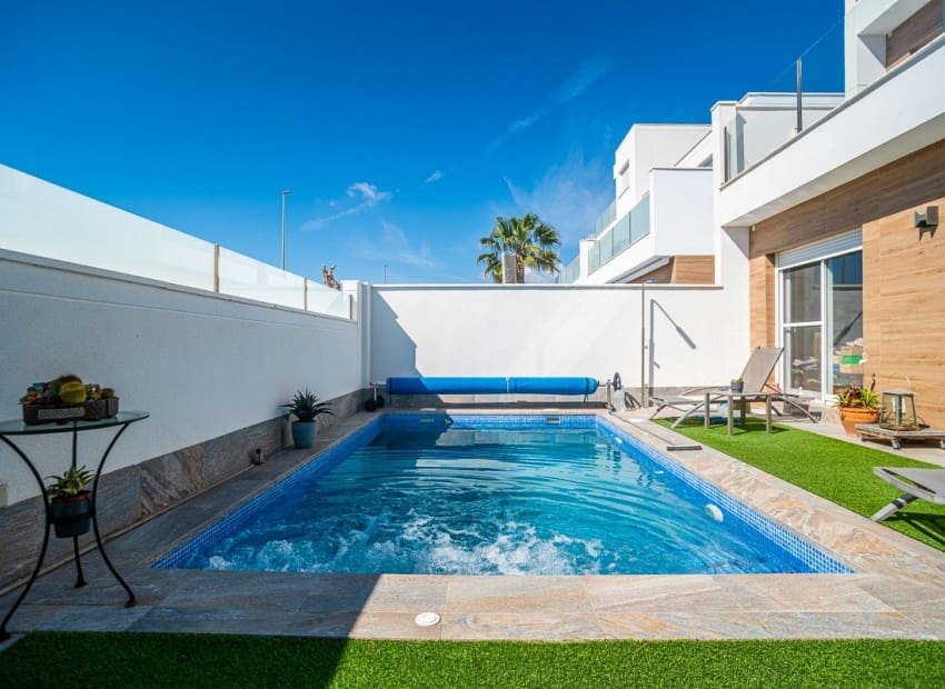 3 bedroom Villa for sale in Pilar de la Horadada with pool - € 450,000 (Ref: 9953418)