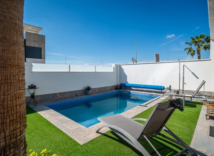 3 bedroom Villa for sale in Pilar de la Horadada with pool - € 450,000 (Ref: 9953418)