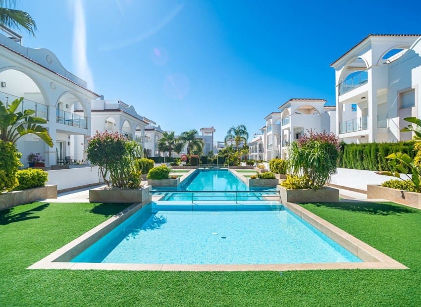 2 soveværelse Villa til salg i Ciudad Quesada med swimmingpool garage - € 390.000 (Ref: 9953420)