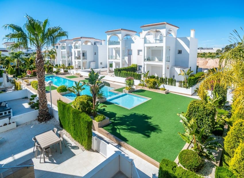 2 soveværelse Villa til salg i Ciudad Quesada med swimmingpool garage - € 390.000 (Ref: 9953420)