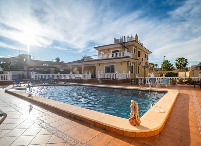6 chambre Villa/Maison à vendre à Los Balcones - Los Altos, Torrevieja avec piscine garage - 610 000 € (Ref: 9954572)
