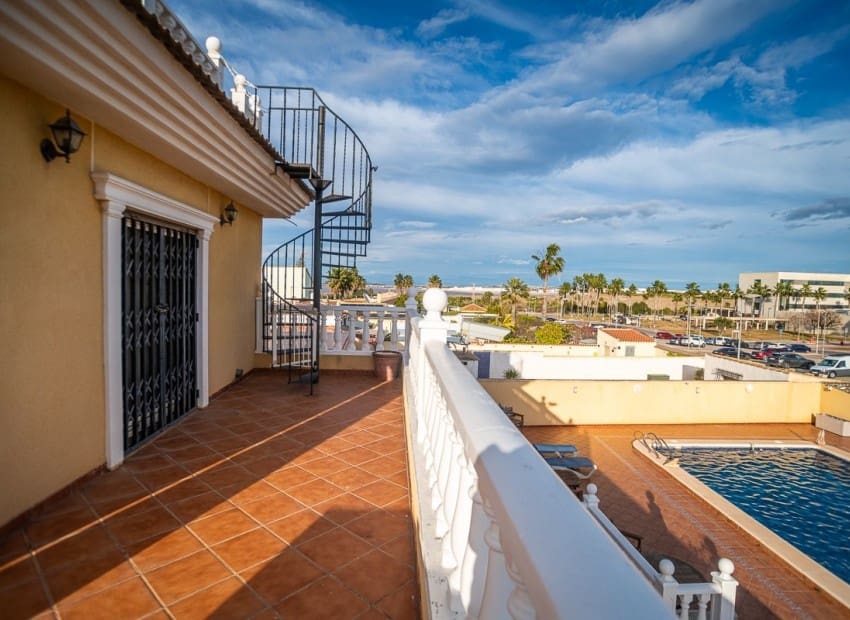 6 chambre Villa/Maison à vendre à Torrevieja avec piscine garage - 610 000 € (Ref: 9954572)