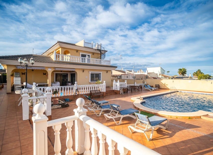 6 chambre Villa/Maison à vendre à Torrevieja avec piscine garage - 610 000 € (Ref: 9954572)