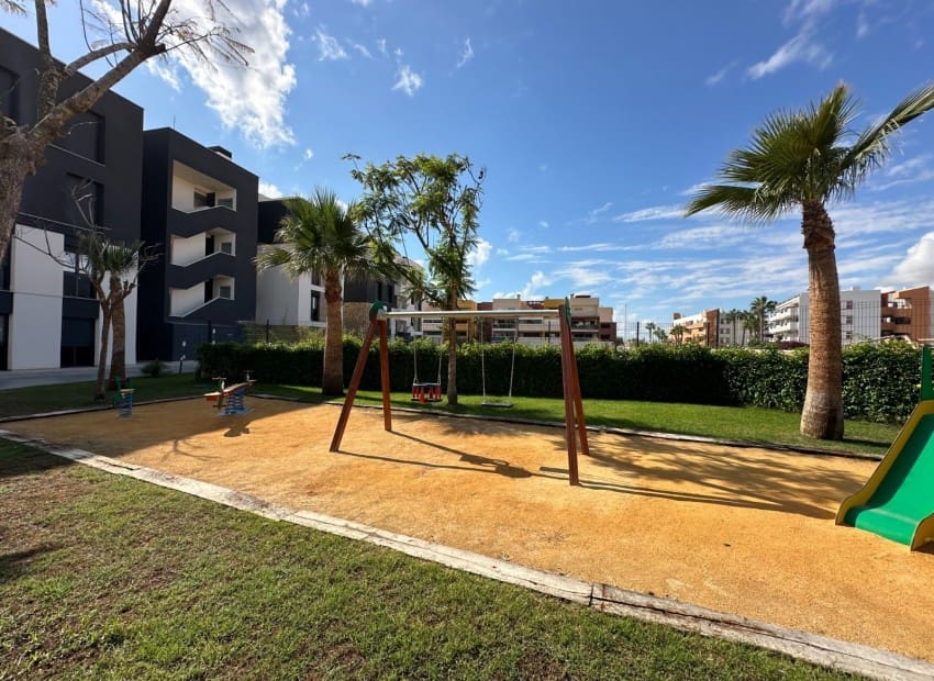2 sypialnia Penthouse na sprzedaż w Playa Flamenca z basenem garażem - 595 000 € (Ref: 9956497)