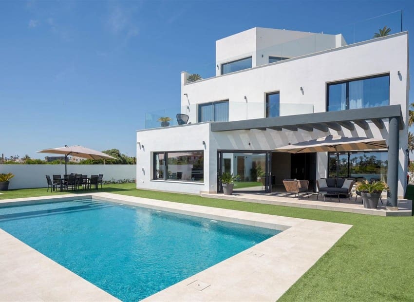 4 soverom Villa til salgs i La Manga del Mar Menor med svømmebasseng garasje - € 2 150 000 (Ref: 9985764)