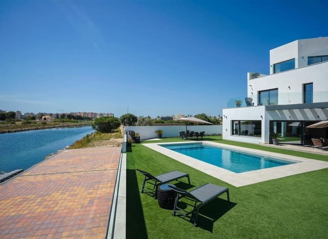 4 soverom Villa til salgs i La Manga del Mar Menor med svømmebasseng garasje - € 2 150 000 (Ref: 9985764)