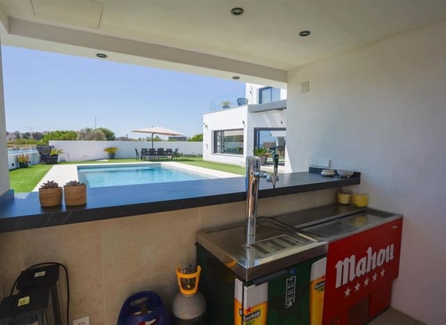 4 soverom Villa til salgs i La Manga del Mar Menor med svømmebasseng garasje - € 2 150 000 (Ref: 9985764)
