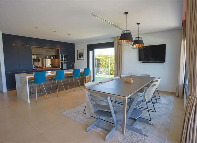 4 sypialnia Willa na sprzedaż w La Manga del Mar Menor z basenem garażem - 2 150 000 € (Ref: 9985764)