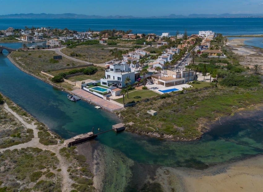4 soverom Villa til salgs i La Manga del Mar Menor med svømmebasseng garasje - € 2 150 000 (Ref: 9985764)
