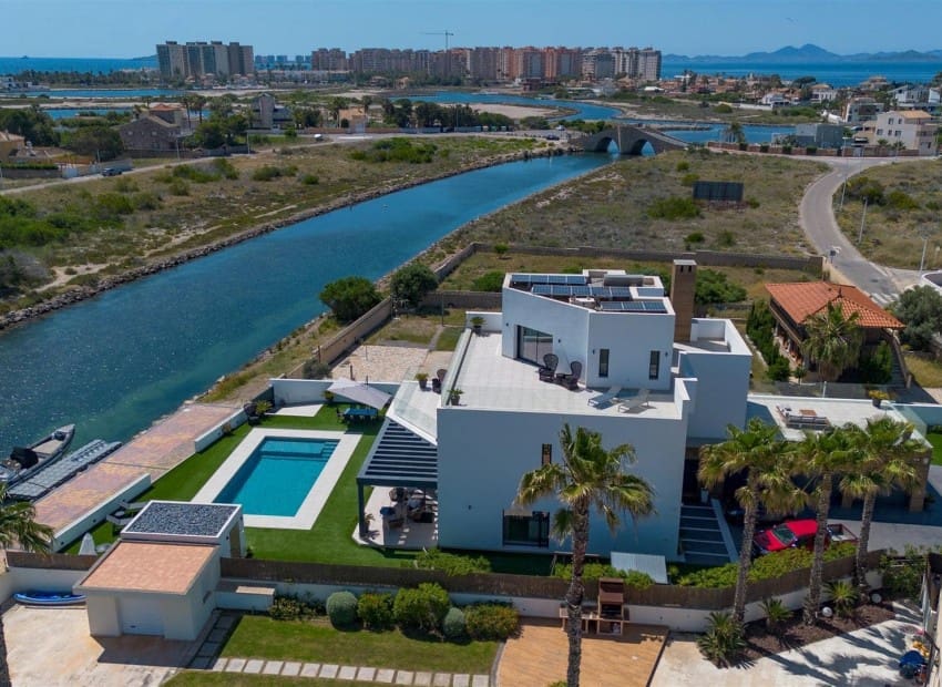 4 soverom Villa til salgs i La Manga del Mar Menor med svømmebasseng garasje - € 2 150 000 (Ref: 9985764)