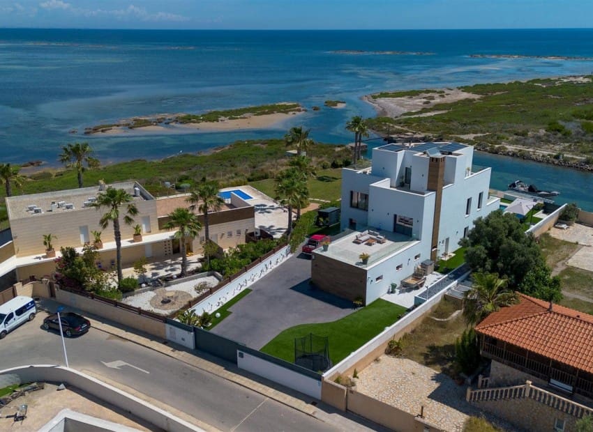4 soverom Villa til salgs i La Manga del Mar Menor med svømmebasseng garasje - € 2 150 000 (Ref: 9985764)