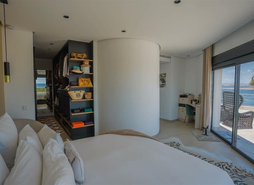 4 bedroom Villa for sale in La Manga del Mar Menor with pool garage - € 2,150,000 (Ref: 9985764)