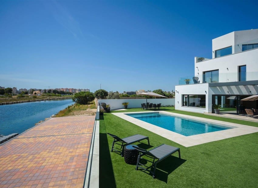 4 bedroom Villa for sale in La Manga del Mar Menor with pool garage - € 2,150,000 (Ref: 9985764)