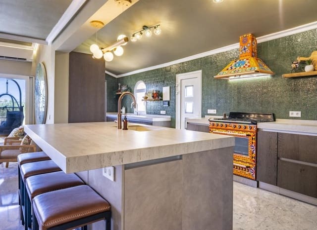 6 soverom Villa til salgs i La Manga del Mar Menor med svømmebasseng garasje - € 1 250 000 (Ref: 9985766)
