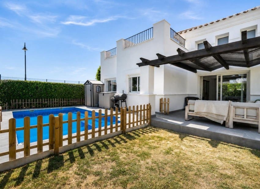 Chalet de 2 habitaciones en La Torre Golf Resort en venta con piscina garaje - 310.000 € (Ref: 9985770)