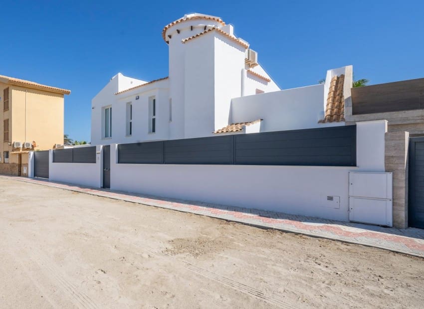 3 soverom Villa til salgs i La Manga del Mar Menor med garasje - € 1 650 000 (Ref: 9986117)